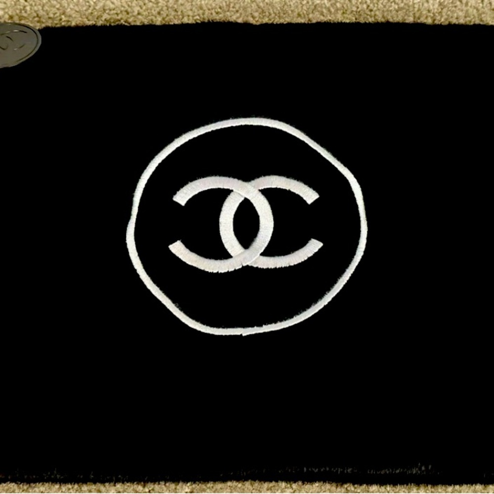 Brand new, rare furry authentic Chanel CC purse/ clutch/ cosmetic case,brand new - Picture 3 of 13